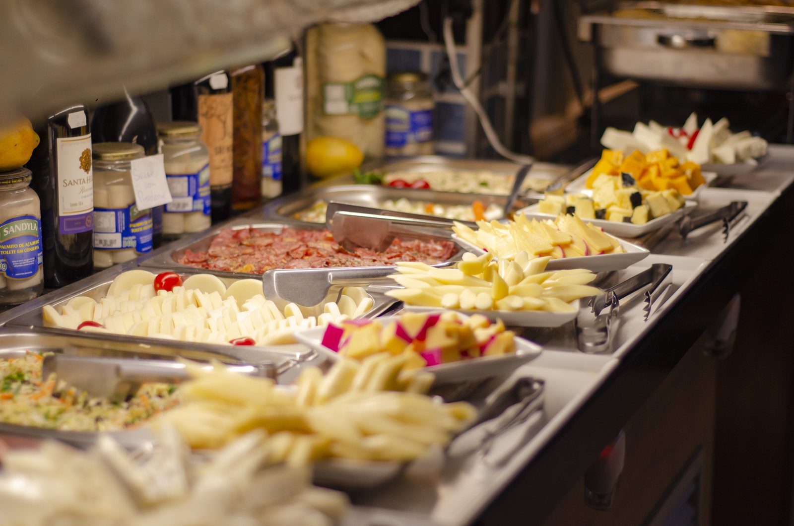 Buffet de pratos quentes e especialidades da Taberna do Portuga