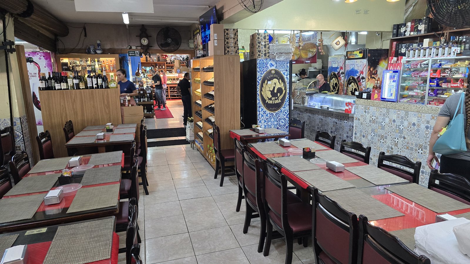 Salão da Taberna do Portuga preparado para receber grupos e eventos